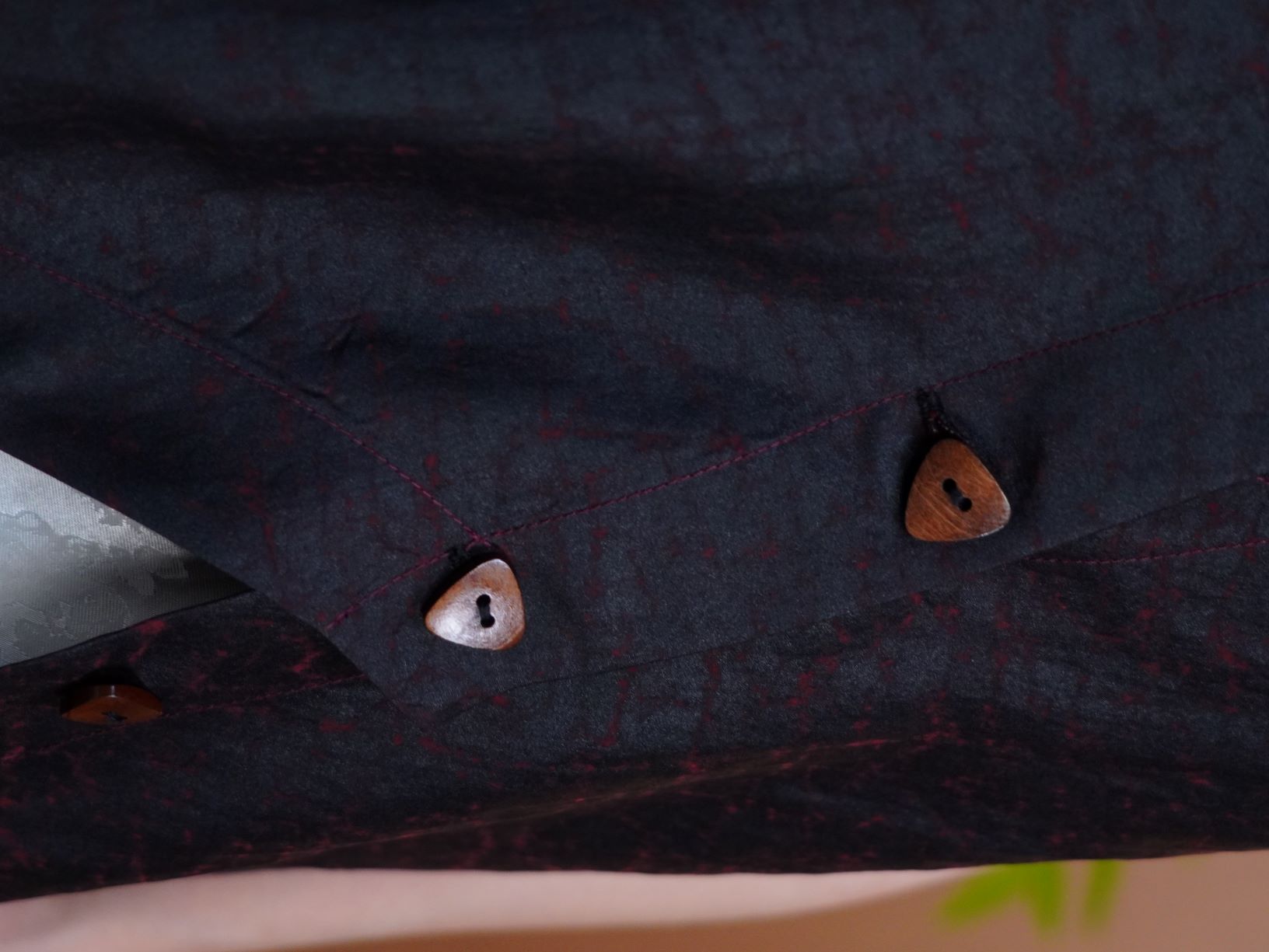 古月茗里【龟坼云绡】新中式龟裂纹香云纱不规则斜襟木质扣V领无袖马甲