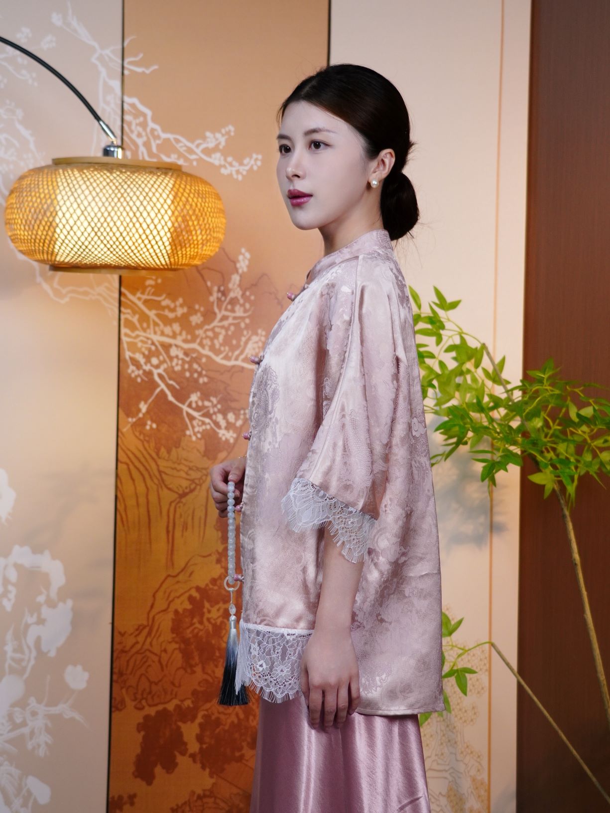 古月茗里【朱槿凝姿】新中式设计感显白藕粉色暗纹提花袖口下摆蕾丝拼接手工盘扣立领五分袖上衣