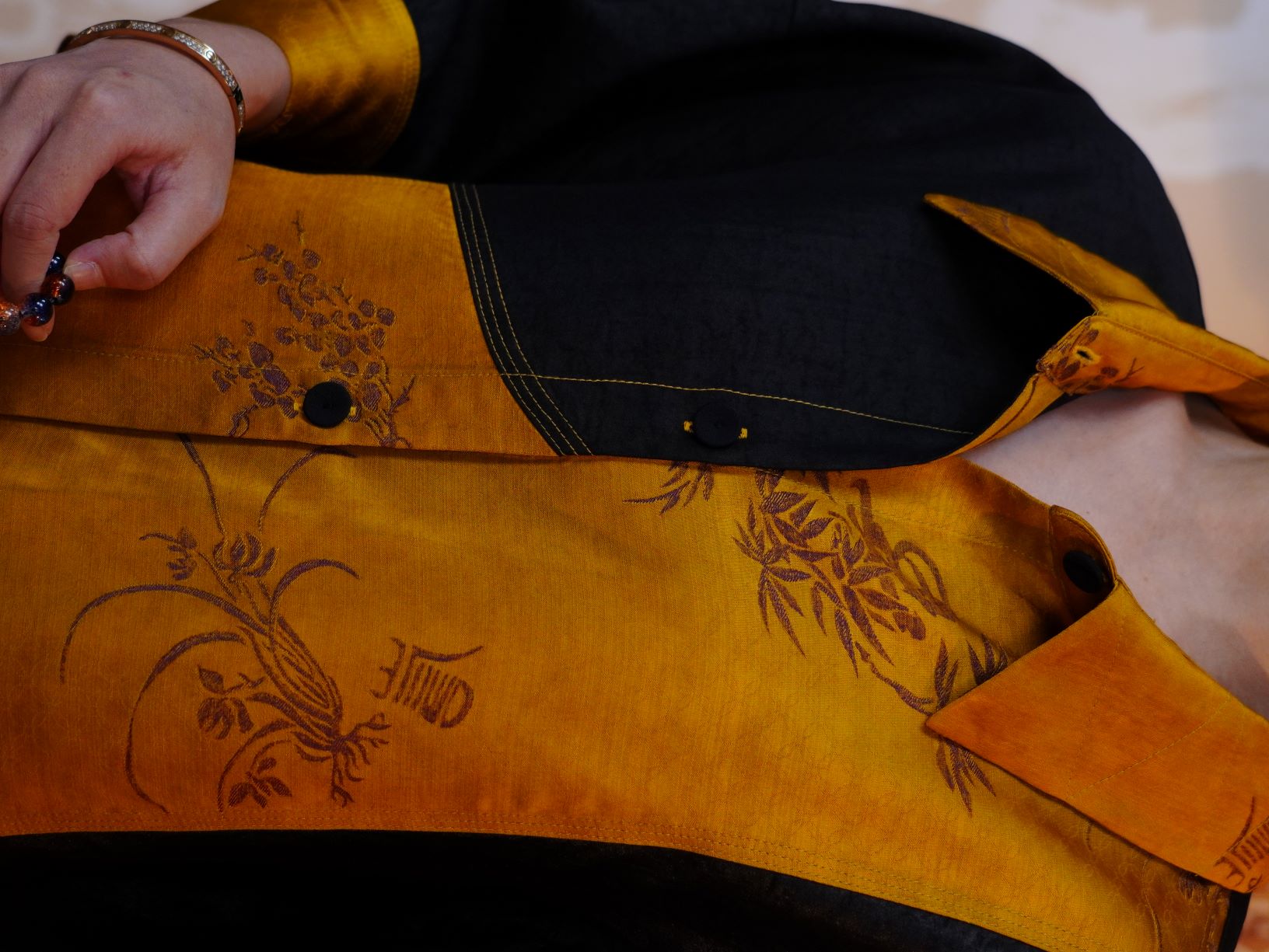 古月茗里【墨缀金章】新中式香云纱黑金撞色不规则拼接小翻领七分袖上衣