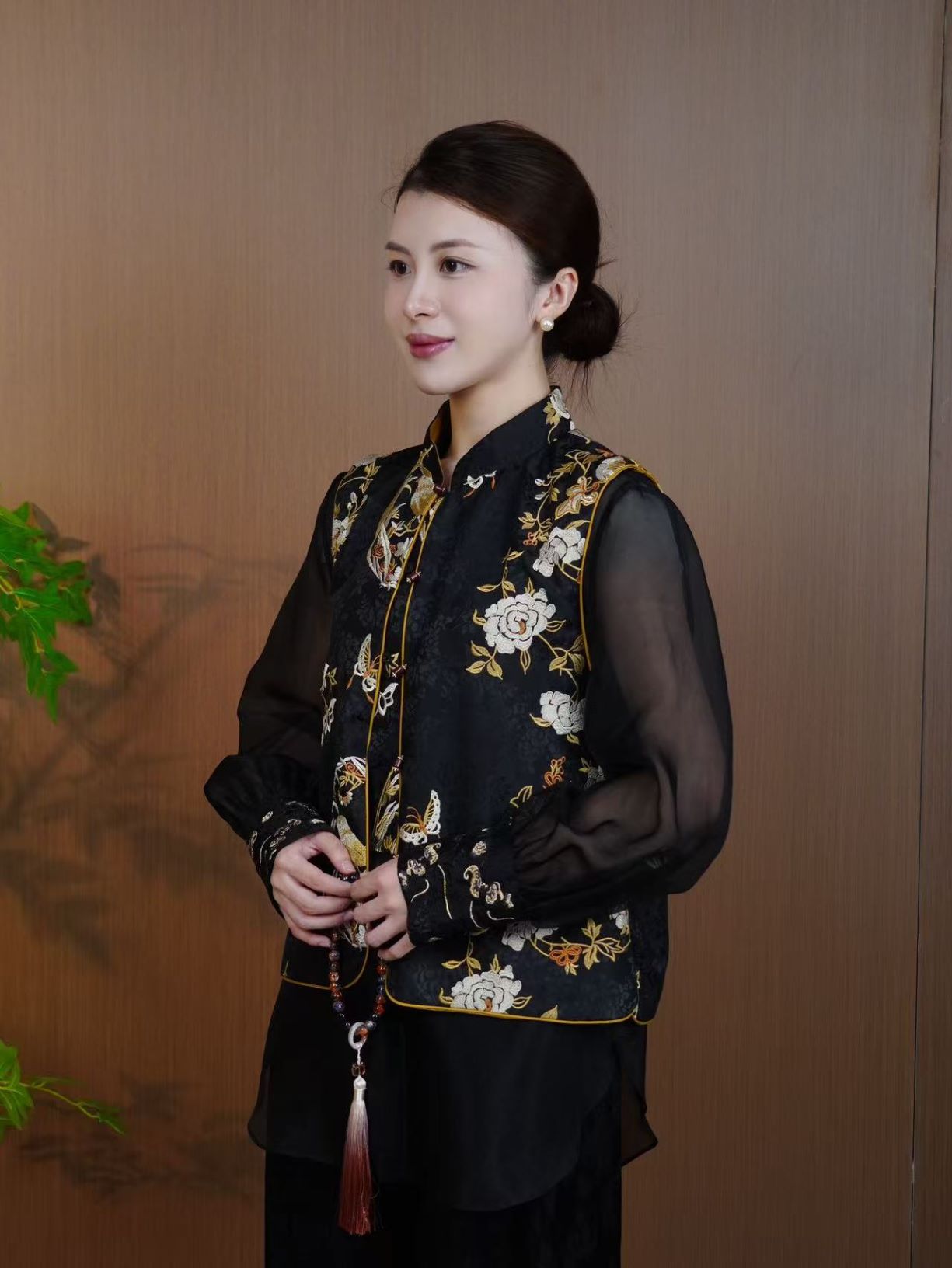 古月茗里【喜上眉梢】新中式喜鹊牡丹图绣花木质盘扣立领马甲