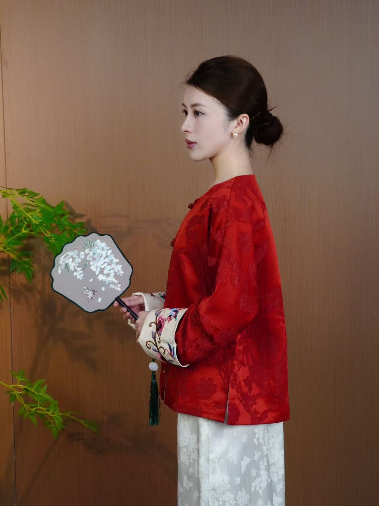 古月茗里【绣蝶栖衣】新中式红色暗纹提花重工袖口刺绣盘扣圆领外套