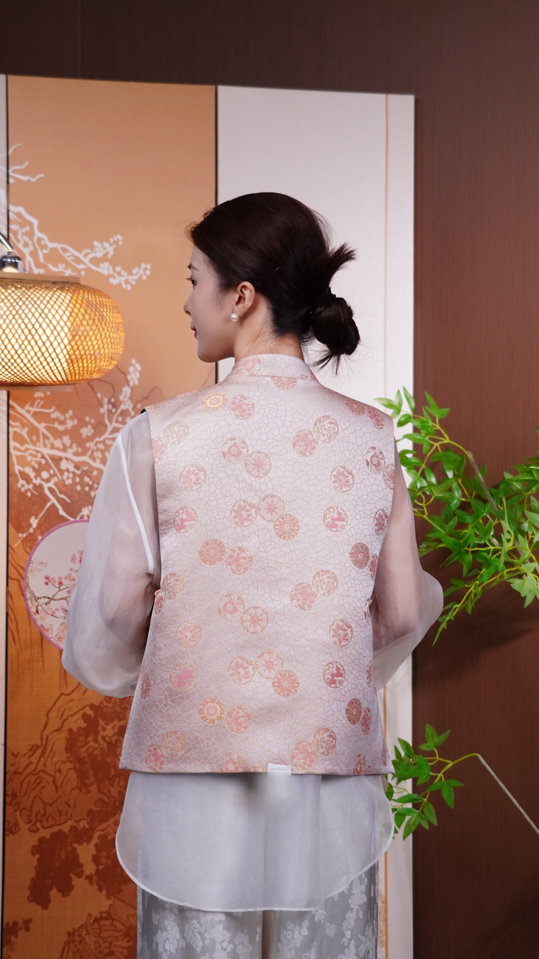 古月茗里【粉娇玉润】新中式宋锦圆形花色图案金色盘扣立领粉色马甲