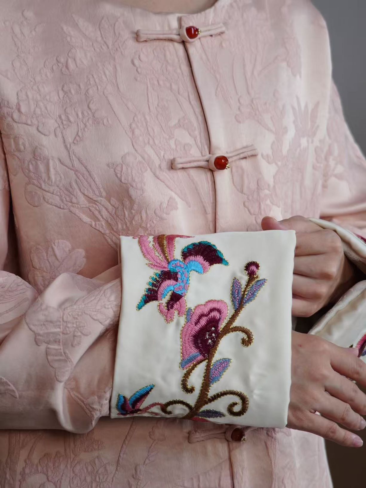 古月茗里【绣蝶栖衣】新中式粉色暗纹提花重工袖口刺绣盘扣圆领外套