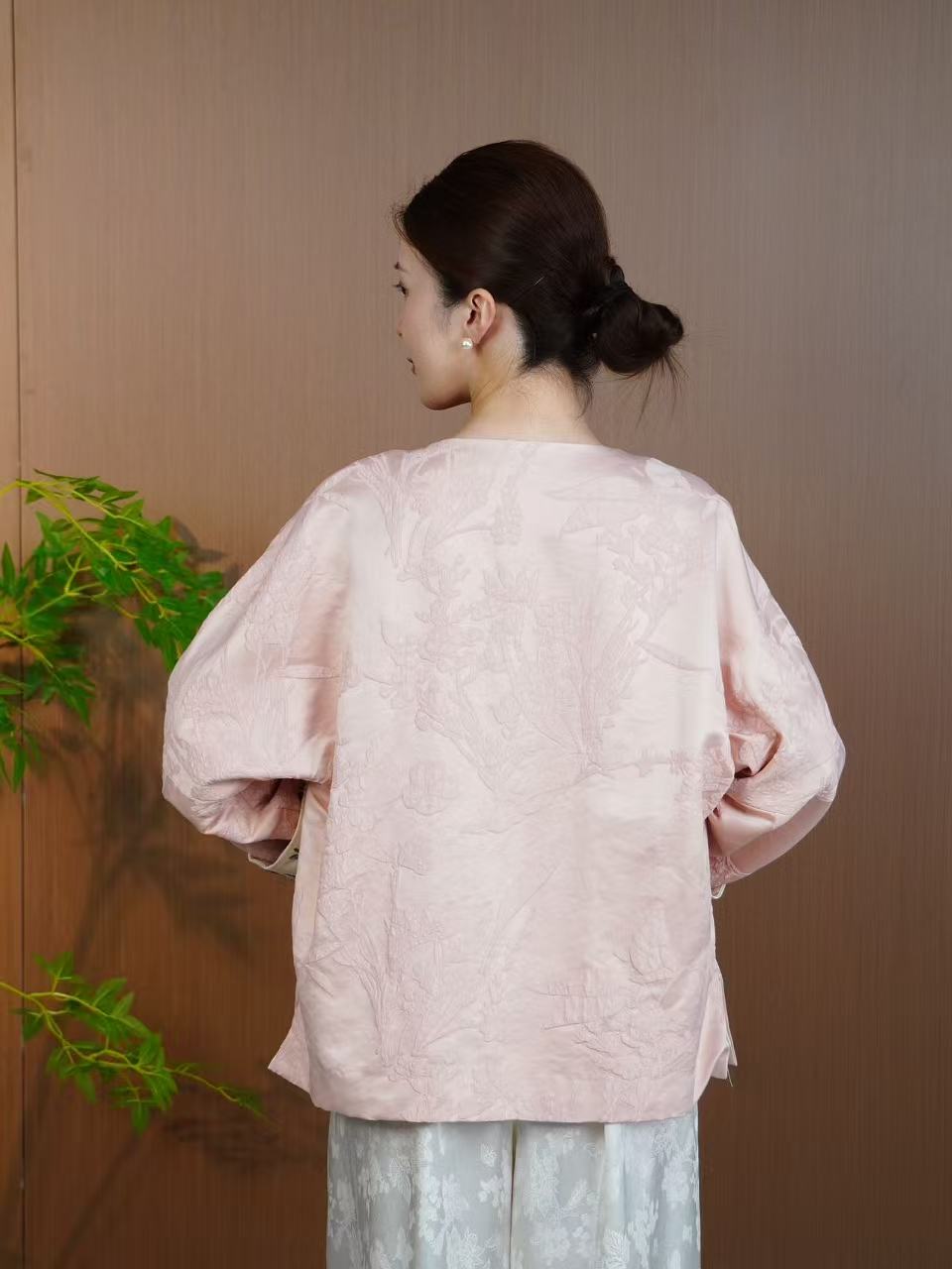 古月茗里【绣蝶栖衣】新中式粉色暗纹提花重工袖口刺绣盘扣圆领外套