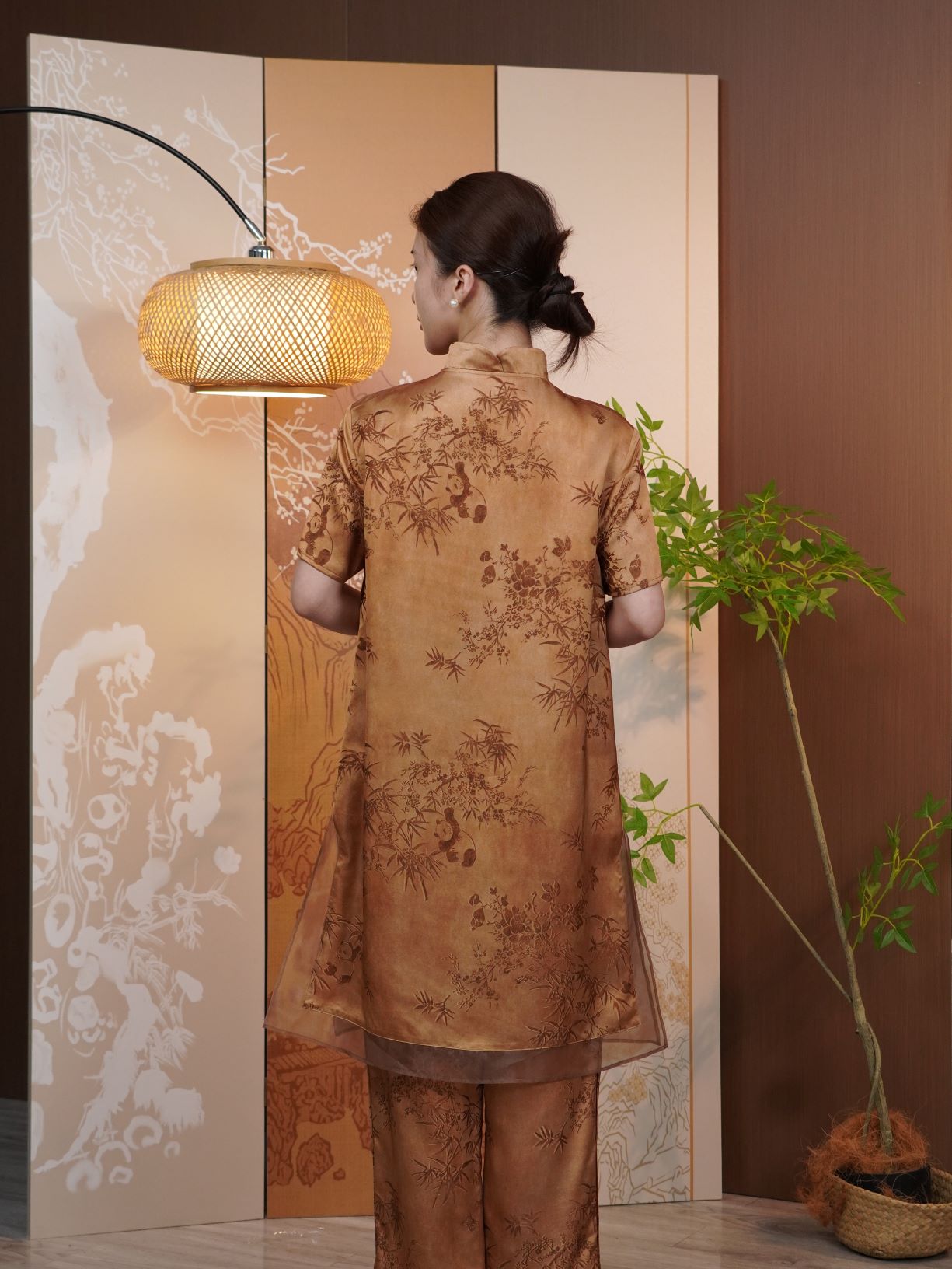 古月茗里【嬉戏熊猫】新中式国风棕黄色竹林熊猫印花盘扣立领中长款上衣+裤子套装