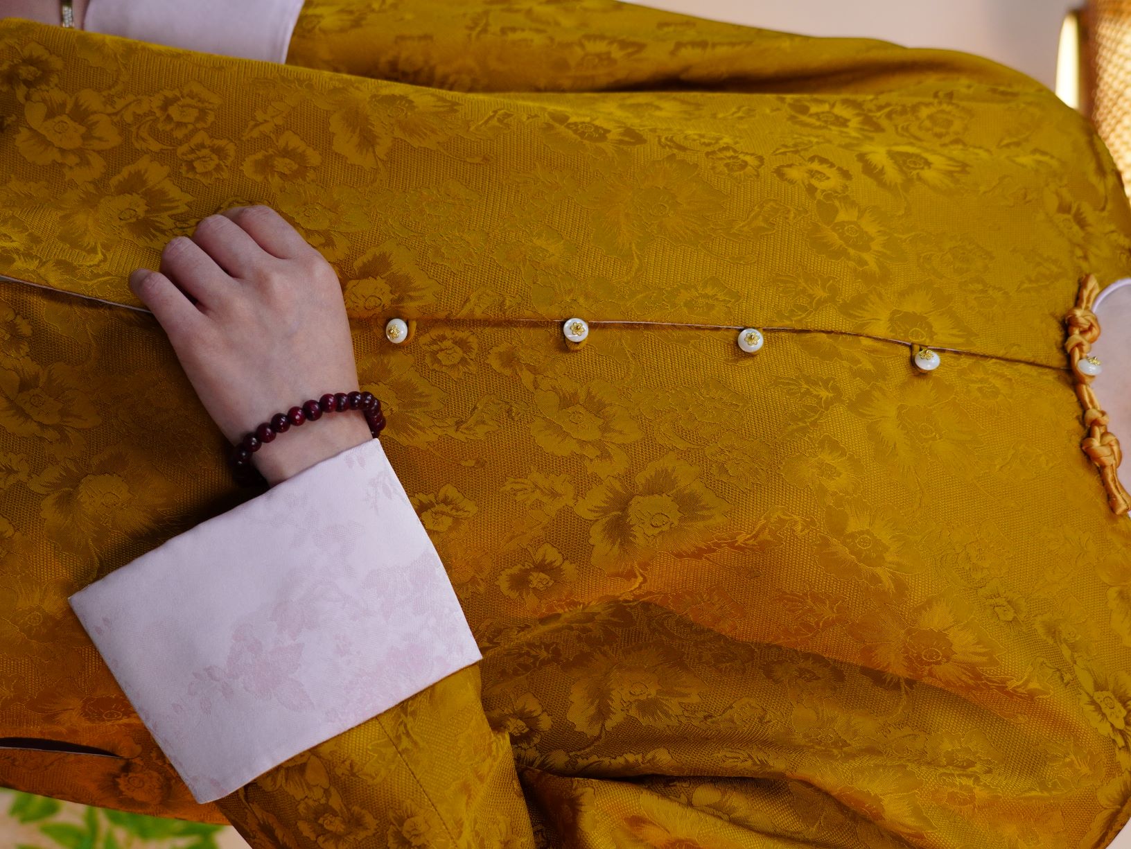 古月茗里【金辉焕裳】新中式姜黄色暗纹提花手工盘扣圆领拼袖长袖外套