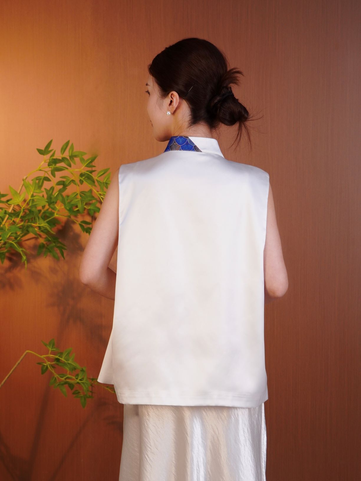 古月茗里【青花瓷】新中式设计感醋酸不规则前片领口拼接无袖立领马甲