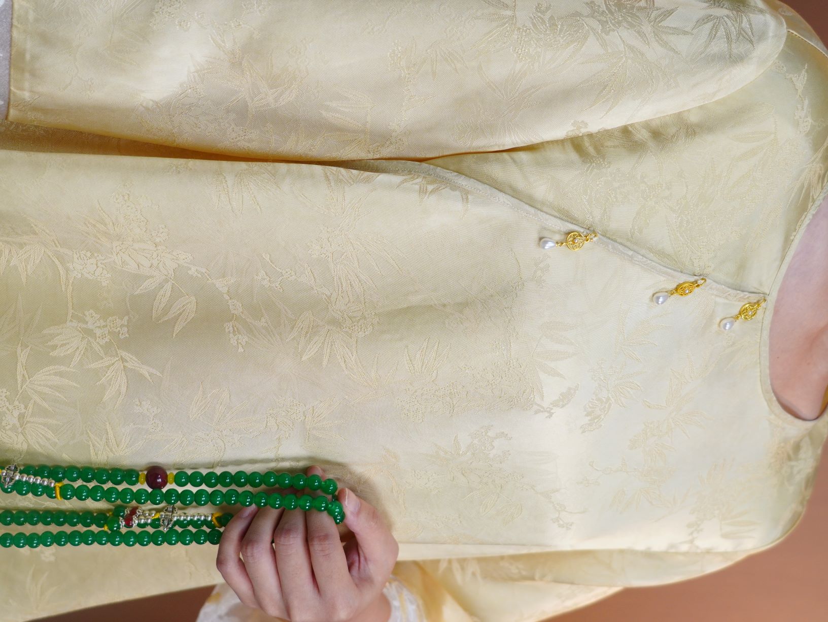 古月茗里【霜绫素影】新中式必入款显白鹅黄色草色暗纹提花重工袖口珠绣领口装饰点缀圆领长袖上衣