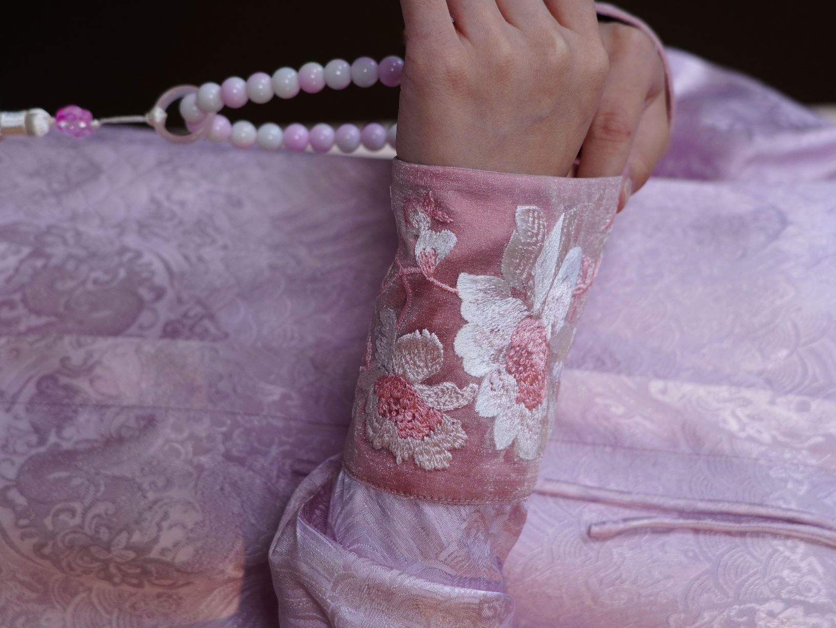 古月茗里【云岫轻罗】新中式必入款显白浅粉色暗纹提花手工流苏盘扣重工刺绣拼袖圆领百搭上衣