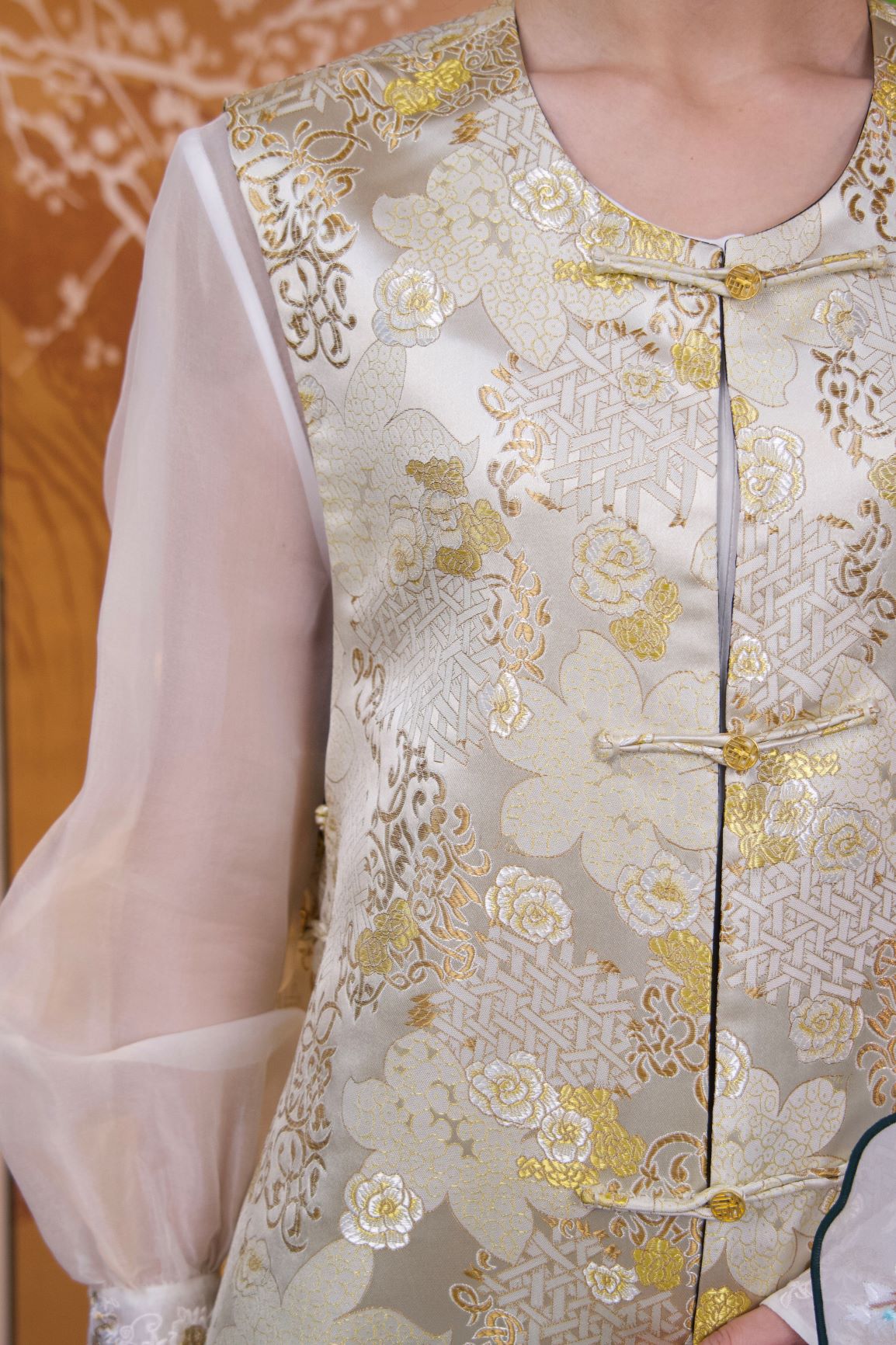 古月茗里【缃色云裁】新中式淡黄色宋锦金色盘扣圆领马甲