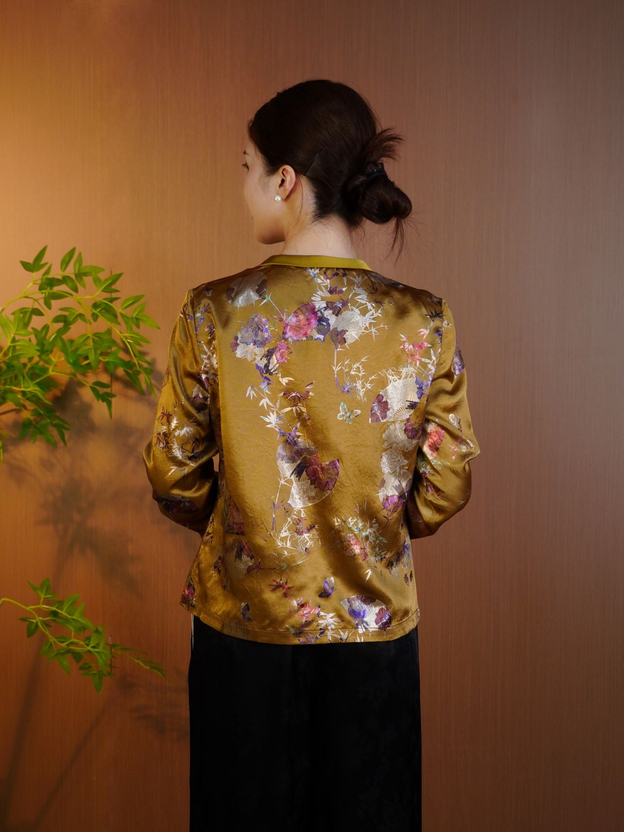 古月茗里【玄金耀纹】新中式姜黄色亮面印花纹理感盘扣薄款圆领小翻领外套