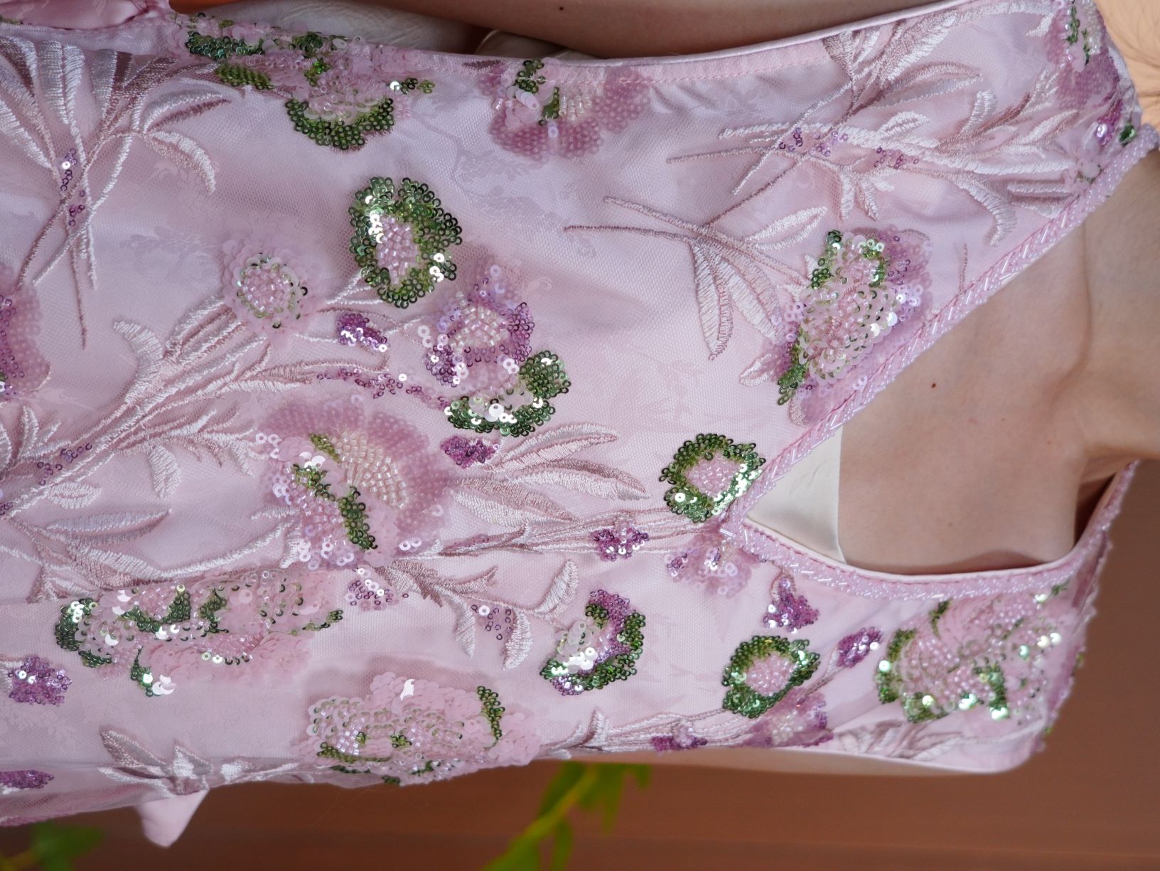 古月茗里【藕荷绣章】新中式重工设计感必入款显白藕粉色重工珠片绣下摆流苏装饰点缀V领马甲