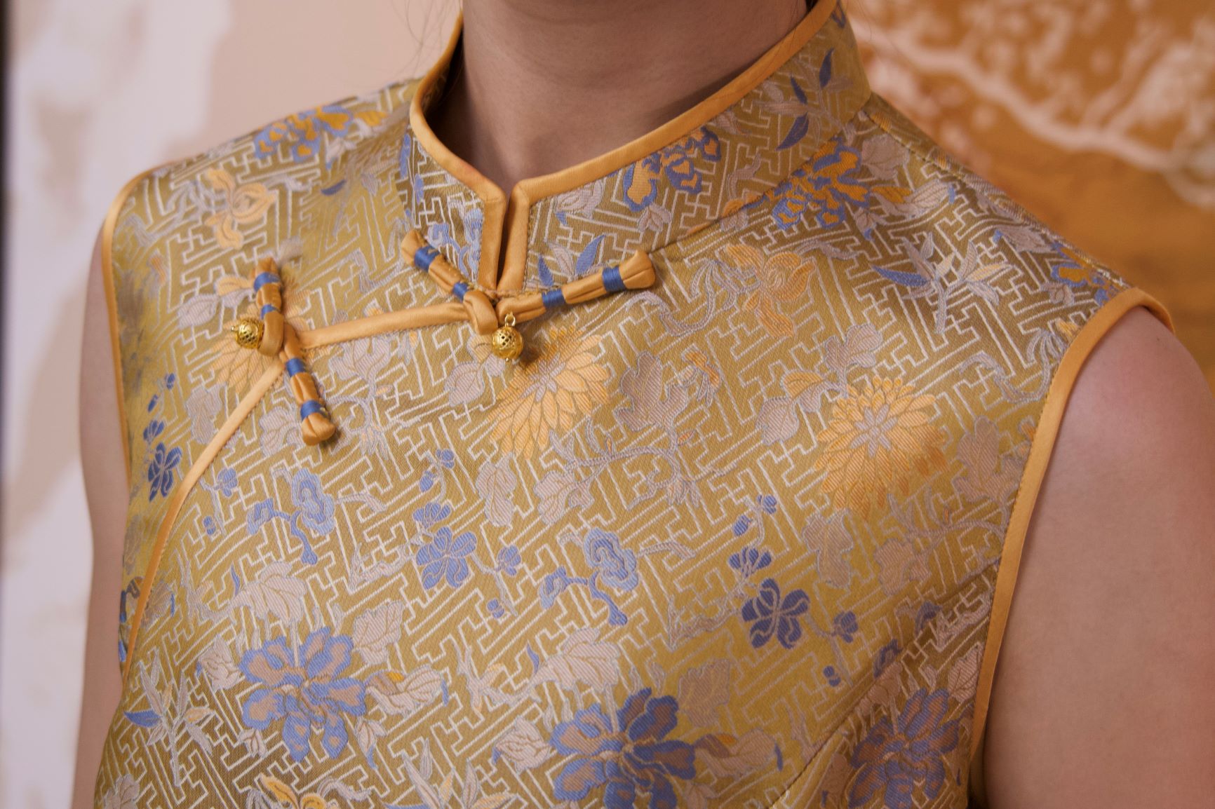 古月茗里【藤黄织梦】新中式姜黄色宋锦金色盘扣立领无袖背心上衣