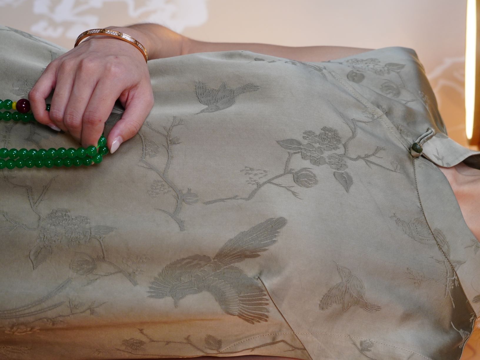 古月茗里【青蔼流翠】新中式墨绿色暗纹提花立领斜襟盘扣中长款侧开叉无袖连衣裙