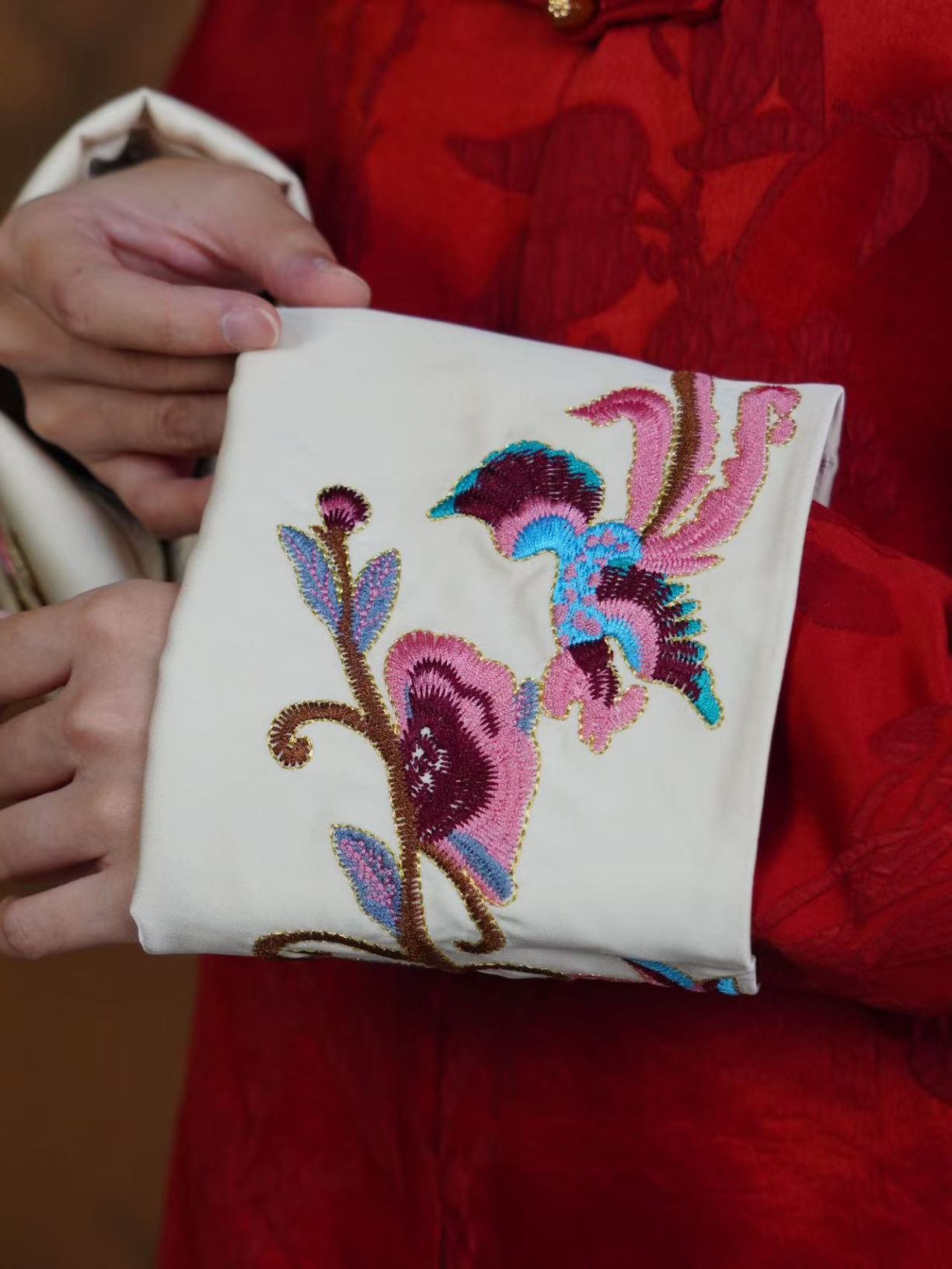 古月茗里【绣蝶栖衣】新中式红色暗纹提花重工袖口刺绣盘扣圆领外套