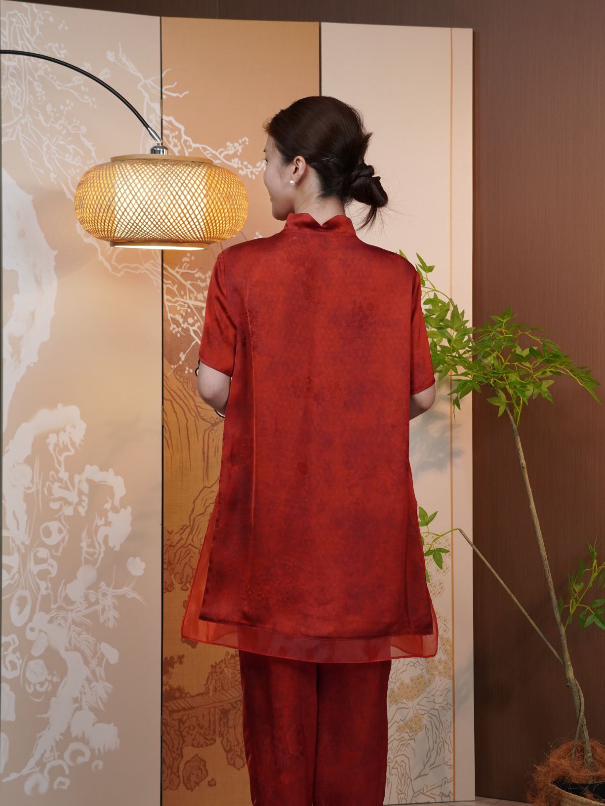 古月茗里【朱印流霞】新中式朱砂红暗纹提花盘扣立领中长款短袖上衣+裤子套装