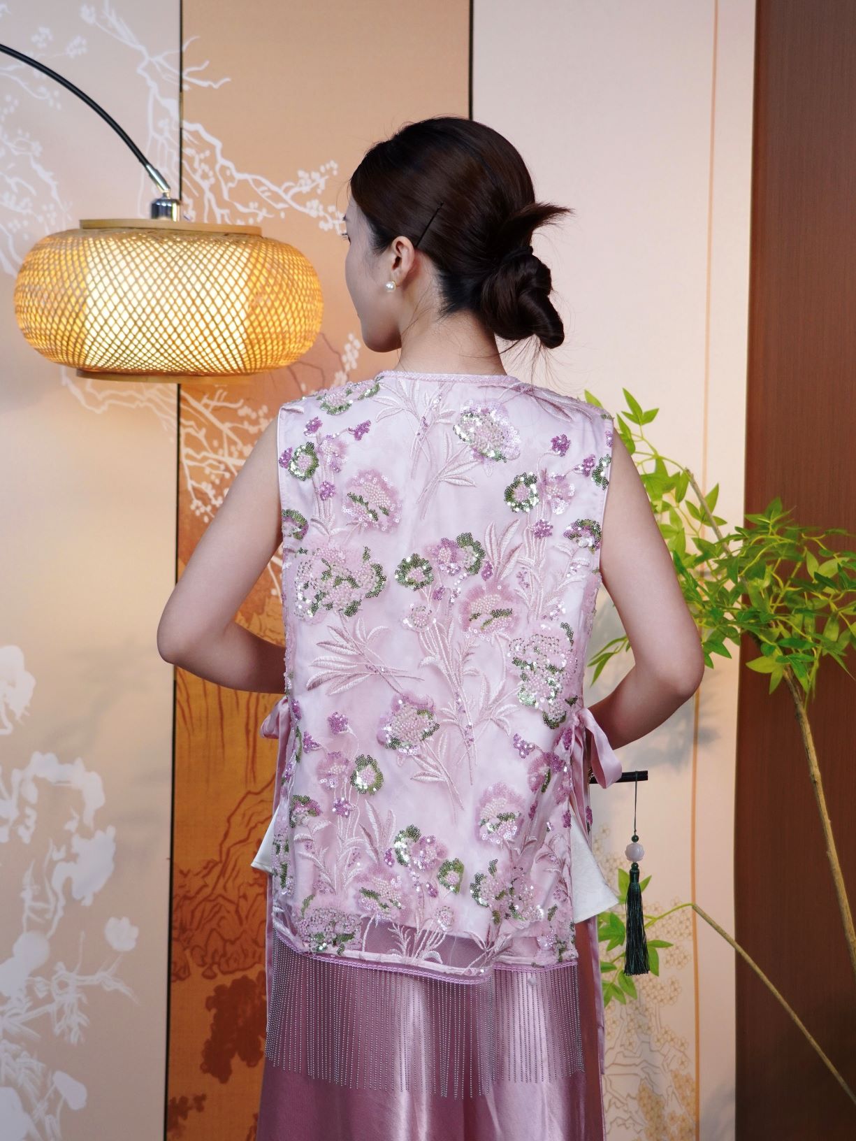 古月茗里【藕荷绣章】新中式重工设计感必入款显白藕粉色重工珠片绣下摆流苏装饰点缀V领马甲