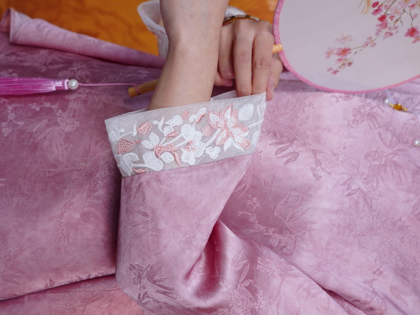 古月茗里【霜绫素影】新中式必入款显白藕粉色草色暗纹提花重工袖口珠绣领口装饰点缀圆领长袖上衣