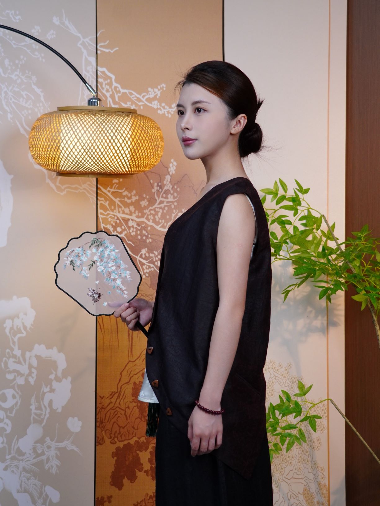 古月茗里【龟坼云绡】新中式龟裂纹香云纱不规则斜襟木质扣V领无袖马甲