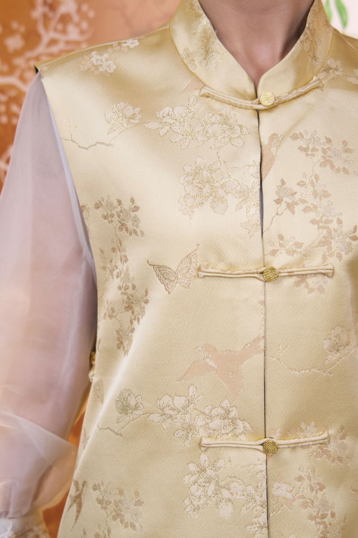 古月茗里【郁金流芳】新中式淡黄色绣花金色盘扣圆领马甲
