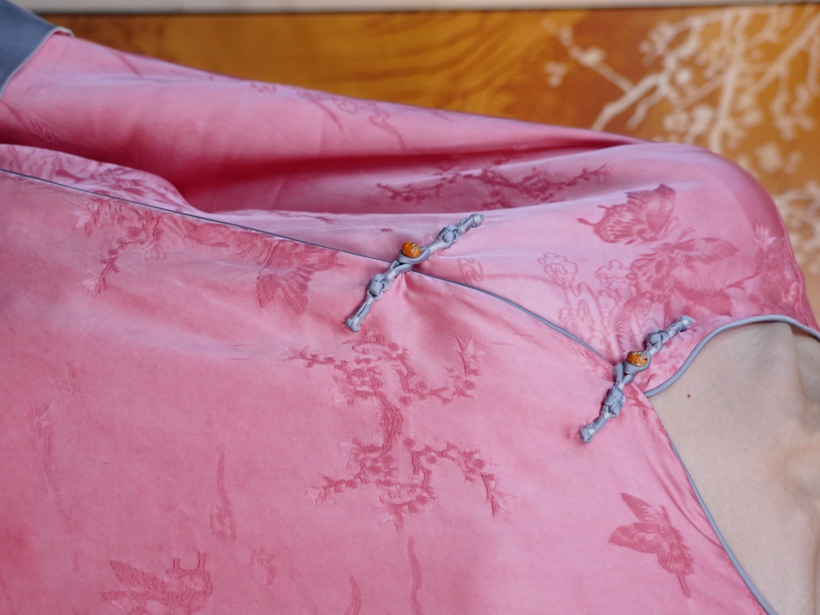 古月茗里【胭罗醉春】新中式玫粉色暗纹提花小V领盘扣斜襟蓝色撞袖春夏款薄外套