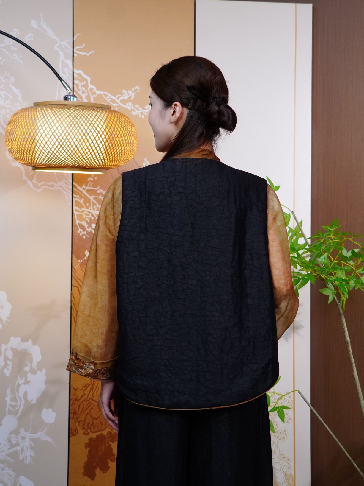 古月茗里【墨纱衔珠】新中式圆领香云纱龟裂纹金色盘扣亮片刺绣马甲