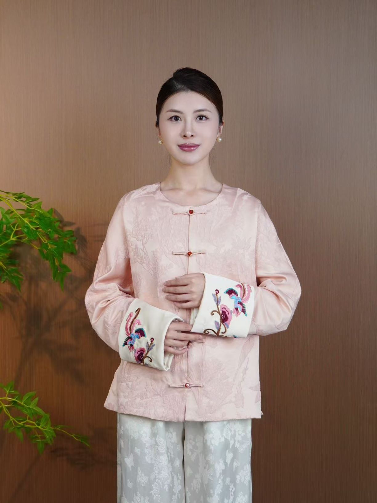 古月茗里【绣蝶栖衣】新中式粉色暗纹提花重工袖口刺绣盘扣圆领外套