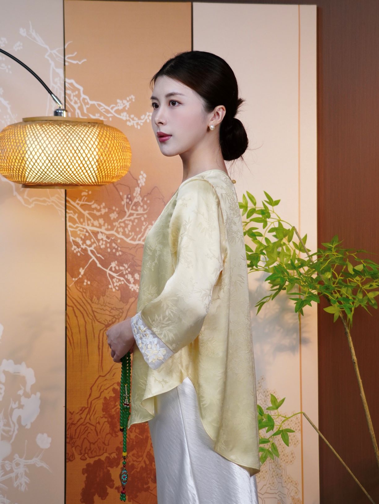 古月茗里【霜绫素影】新中式必入款显白鹅黄色草色暗纹提花重工袖口珠绣领口装饰点缀圆领长袖上衣