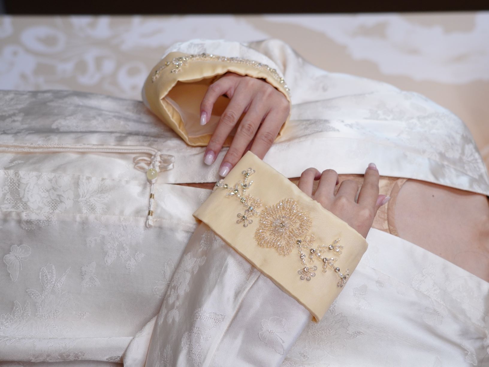 古月茗里【玉壶冰鉴】新中式杏色光泽感暗纹提花大V领流苏盘扣曲珠亮片刺绣拼袖春夏款和风外套