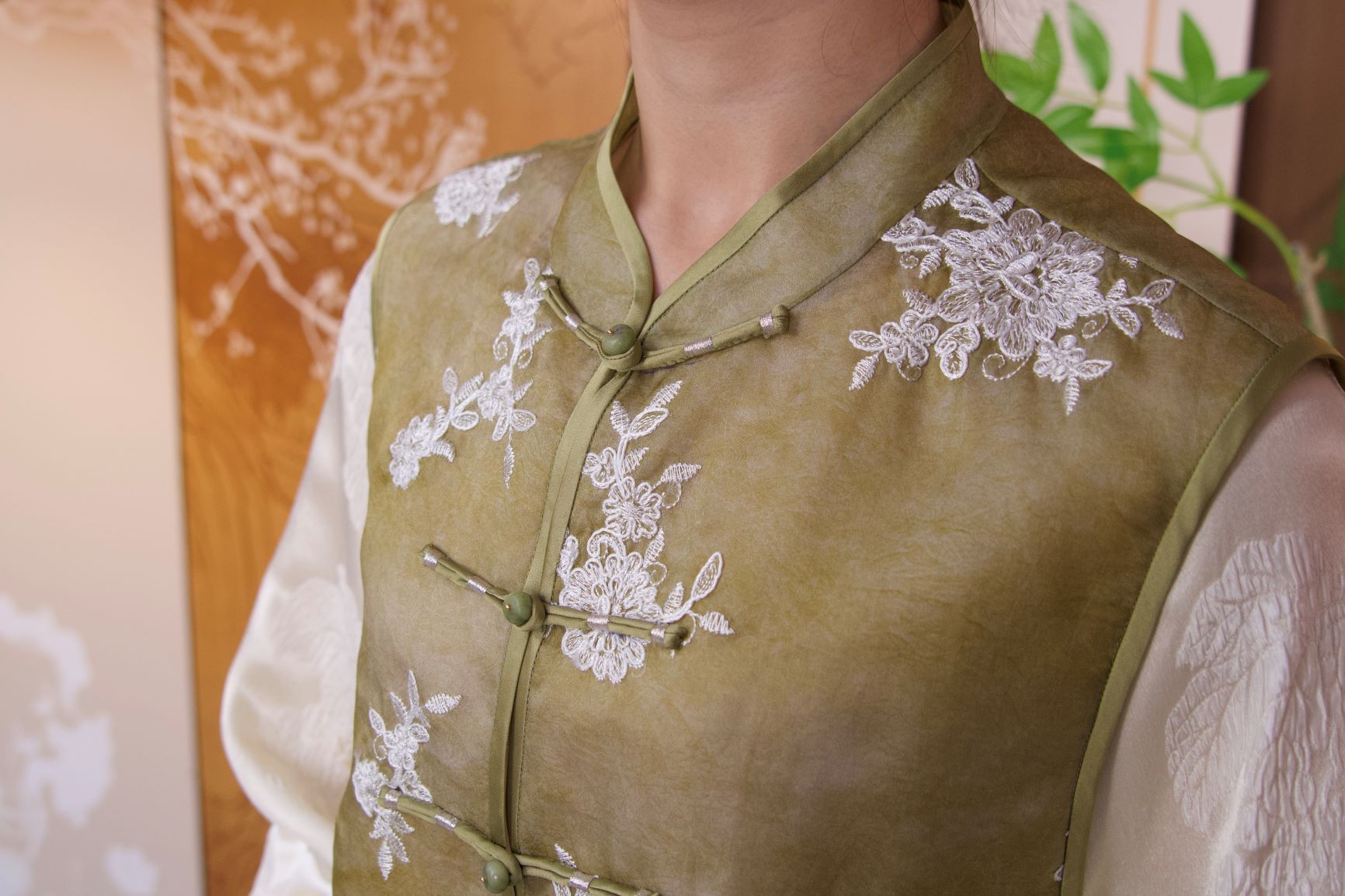 古月茗里【绿意生辉】新中式桑蚕丝刺绣盘扣立领绿色马甲（常规款）