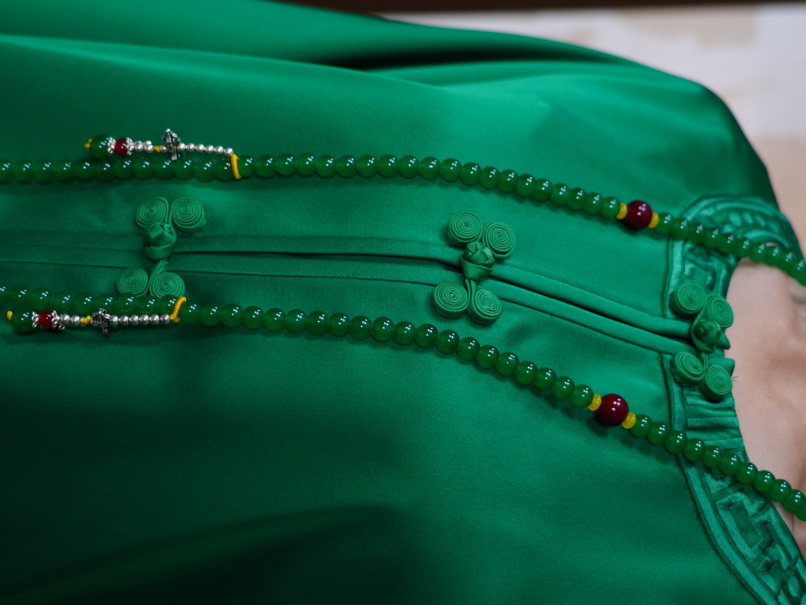 古月茗里【翠羽织锦】新中式祖母绿边缘刺绣手工盘扣圆领薄款上衣