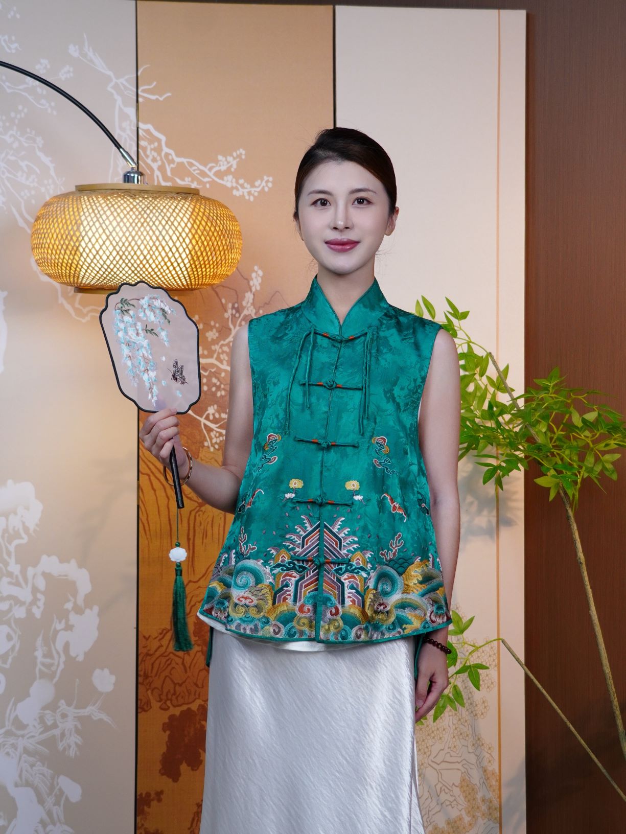 古月茗里【青衿绣云】新中式青绿色暗纹提花前后不规则重工下摆满绣流苏盘扣立领无袖马甲