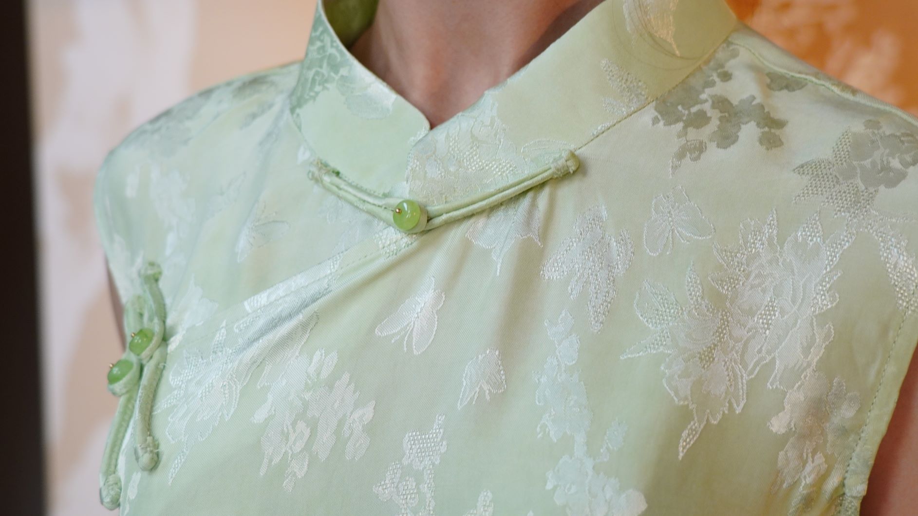 古月茗里【丹绮流芳】新中式必入款奥黛风显白草绿色暗纹提花手工盘扣立领无袖上衣