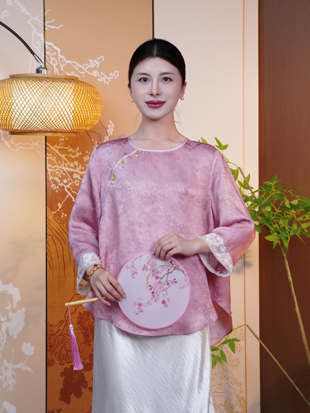 古月茗里【霜绫素影】新中式必入款显白藕粉色草色暗纹提花重工袖口珠绣领口装饰点缀圆领长袖上衣