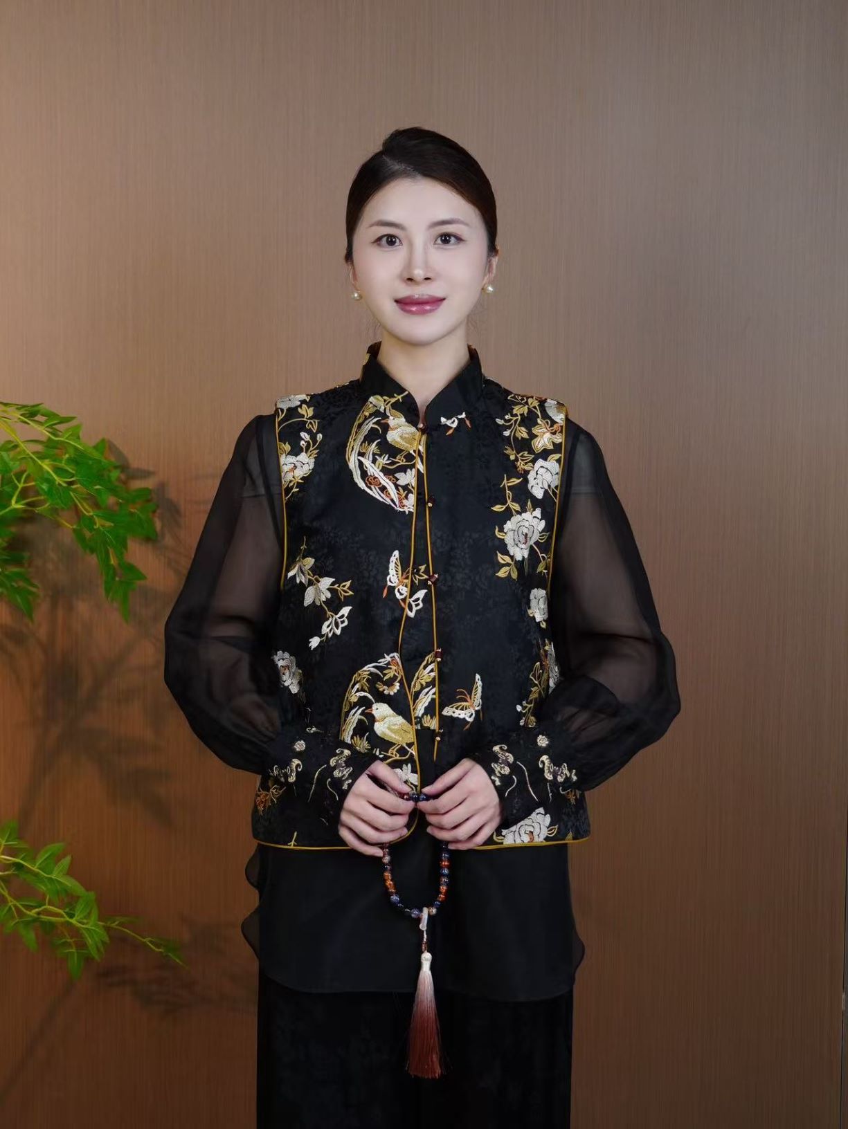 古月茗里【喜上眉梢】新中式喜鹊牡丹图绣花木质盘扣立领马甲