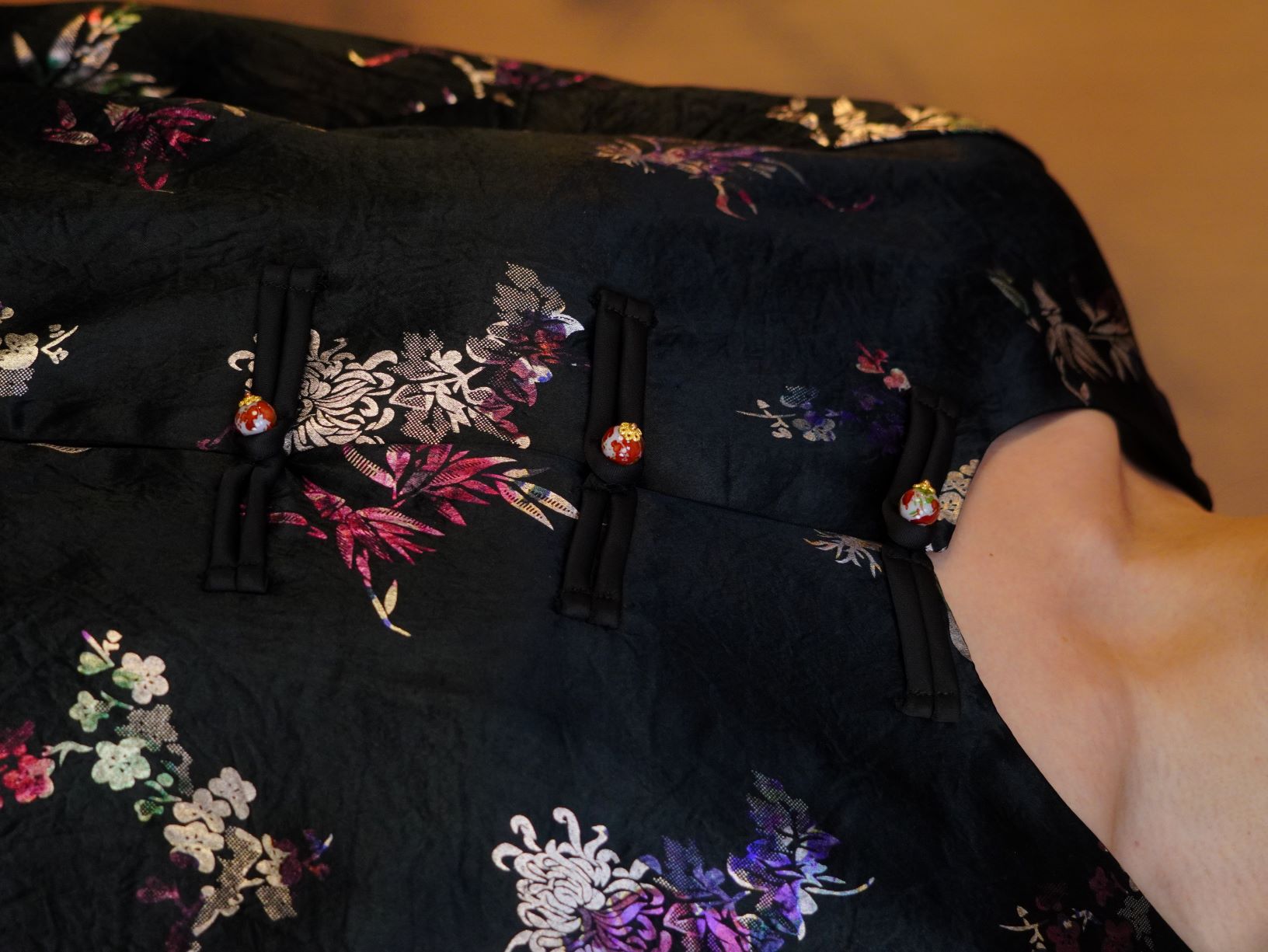 古月茗里【墨夜鎏星】新中式黑色醋酸缎面圆领盘扣薄外套