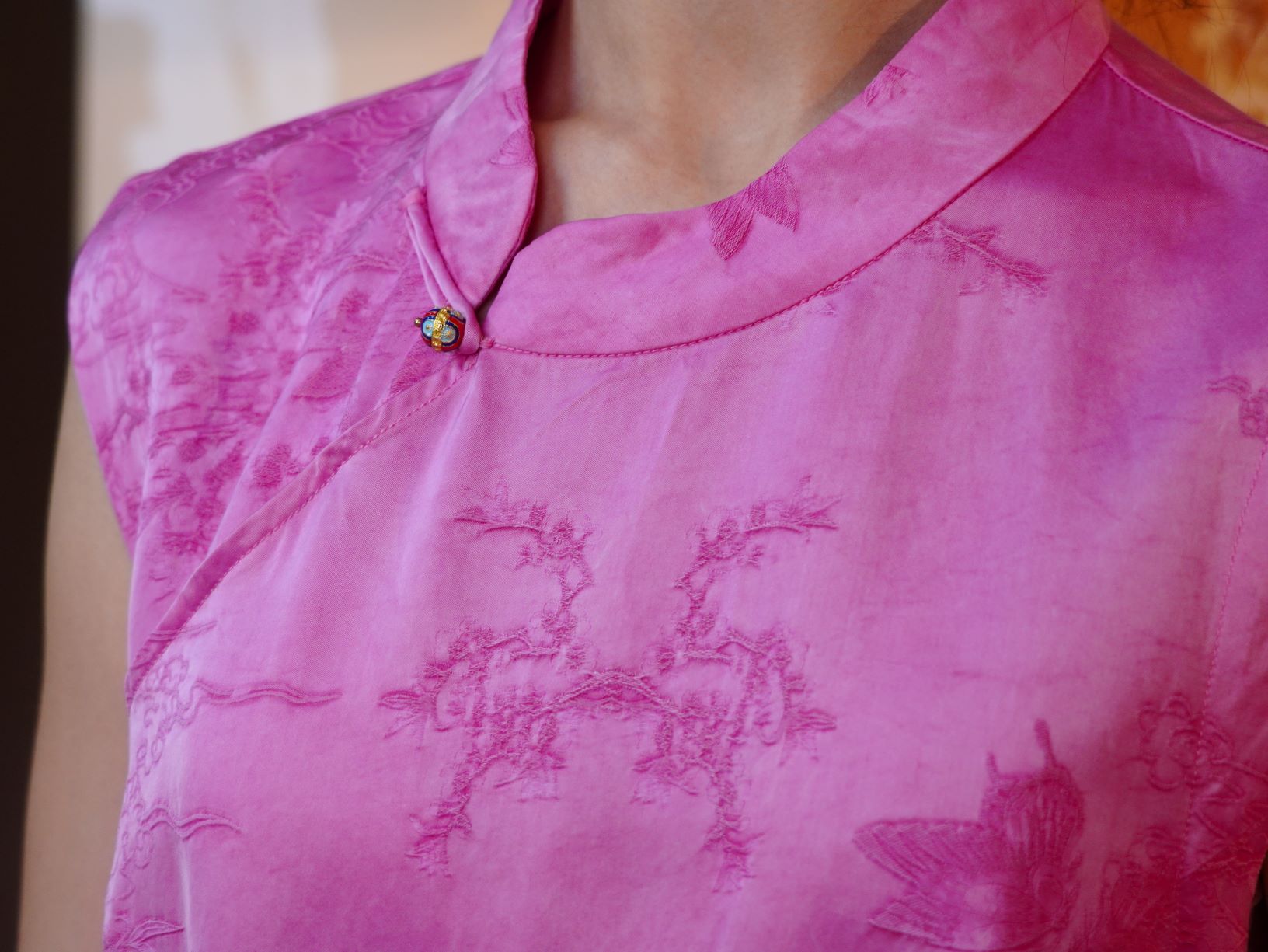 古月茗里【胭脂映月】新中式显白玫红色暗纹提花手工盘扣斜襟小立领中长款旗袍