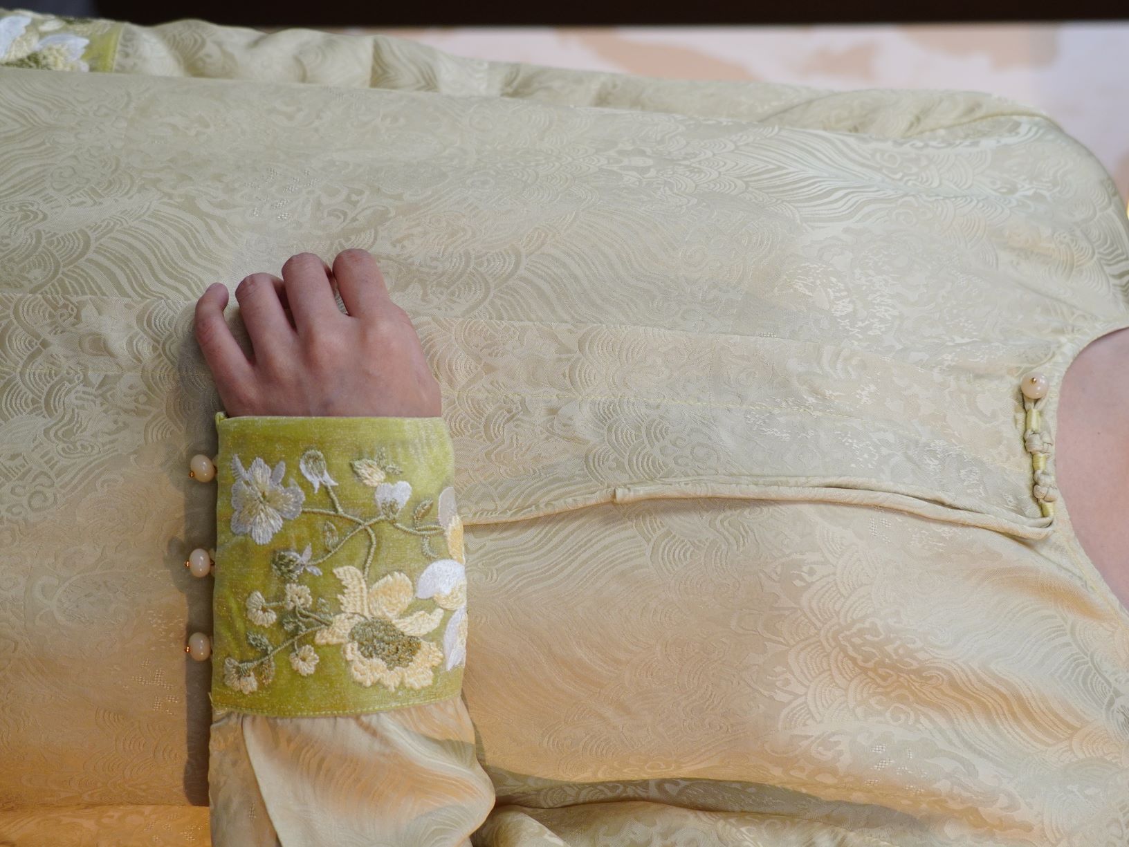 古月茗里【云岫轻罗】新中式必入款鹅黄色暗纹提花手工流苏盘扣重工刺绣拼袖圆领百搭上衣