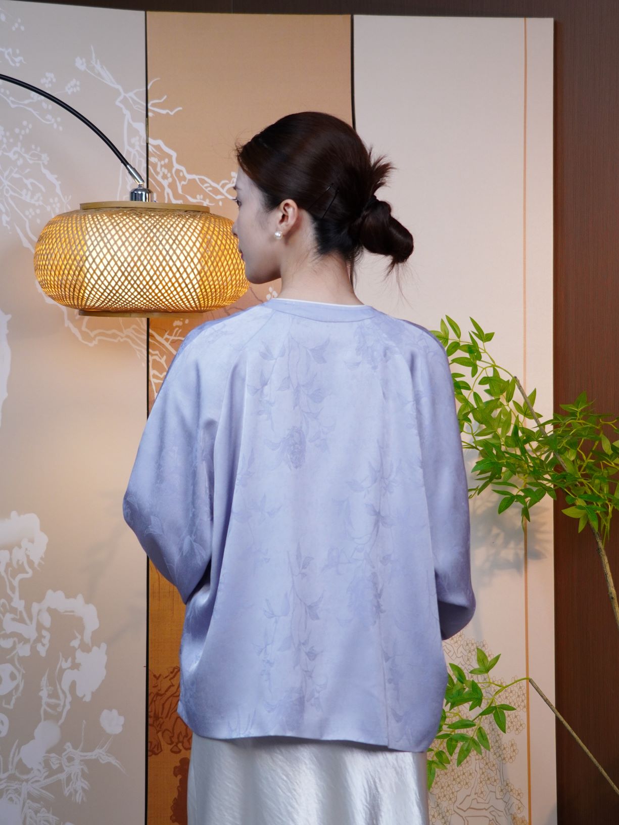 古月茗里【素锦凝香】新中式淡蓝色暗纹提花白色撞袖前后不规则苏盘单扣V领薄上衣