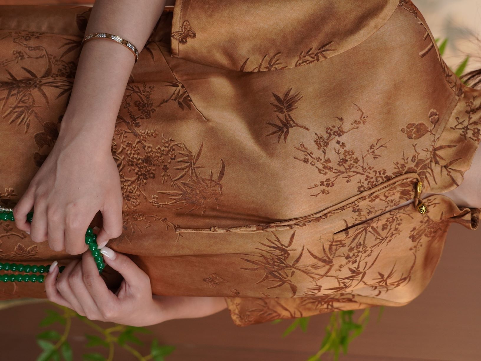 古月茗里【嬉戏熊猫】新中式国风棕黄色竹林熊猫印花盘扣立领中长款上衣+裤子套装