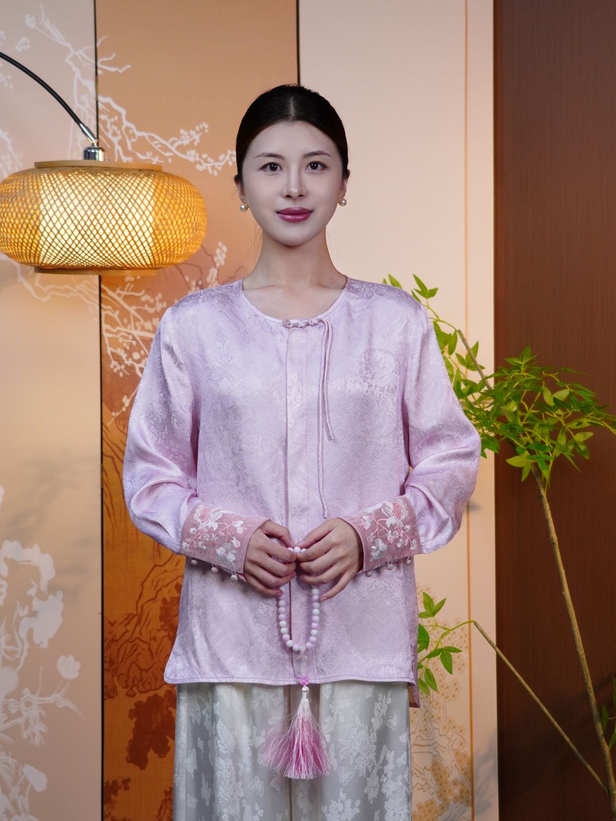 古月茗里【云岫轻罗】新中式必入款显白浅粉色暗纹提花手工流苏盘扣重工刺绣拼袖圆领百搭上衣