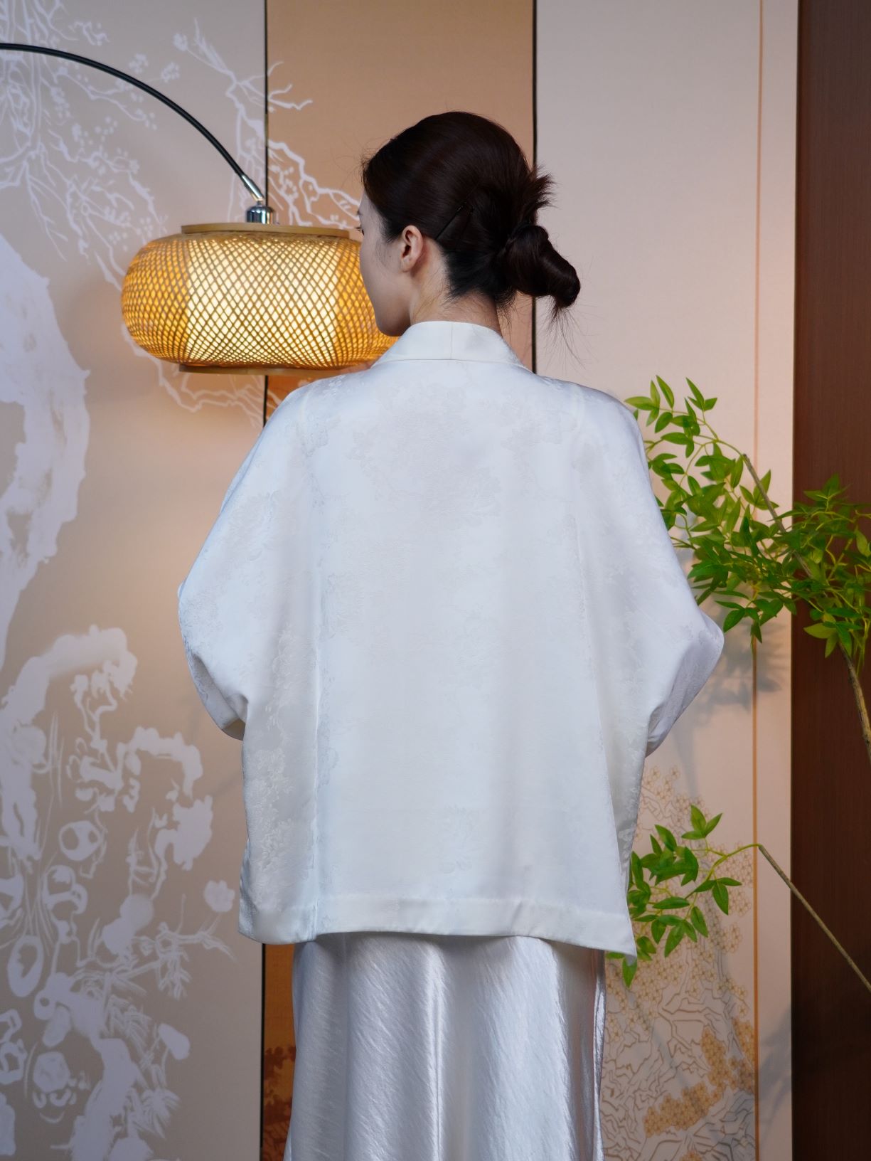 古月茗里【霜绫素影】新中式雪白色暗纹提花前后不规则苏盘单扣V领薄上衣