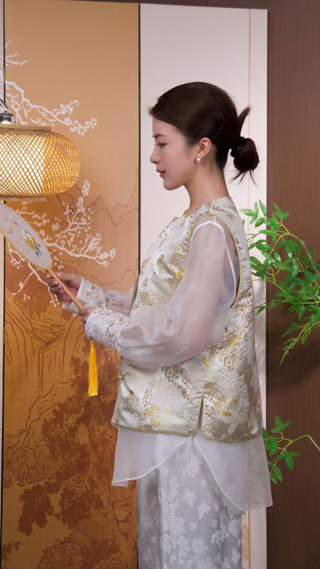 古月茗里【缃色云裁】新中式淡黄色宋锦斜襟流苏盘扣圆领马甲