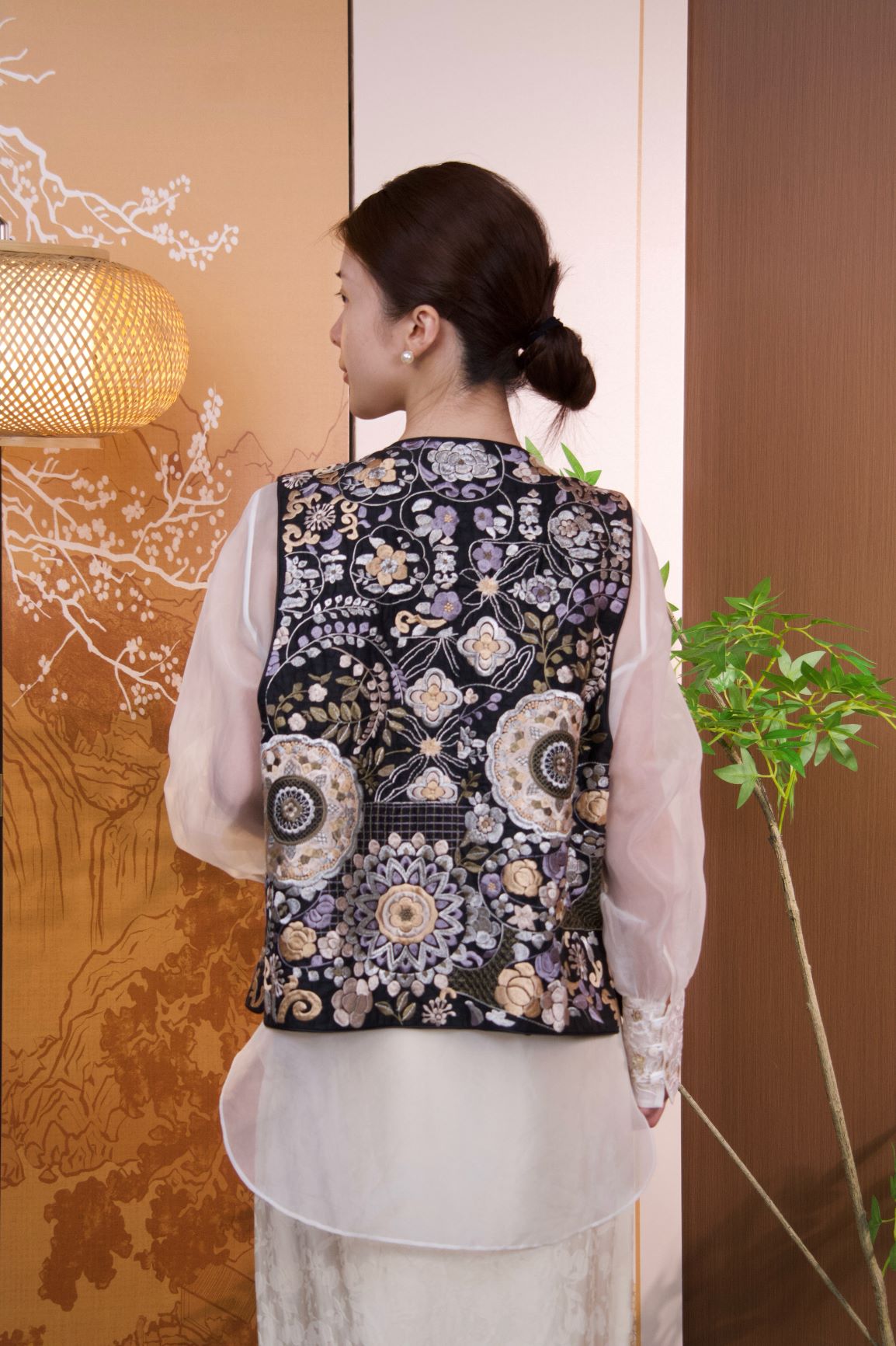 古月茗里【乌缎织春】新中式黑色花团刺绣撞色金色盘扣圆领马甲