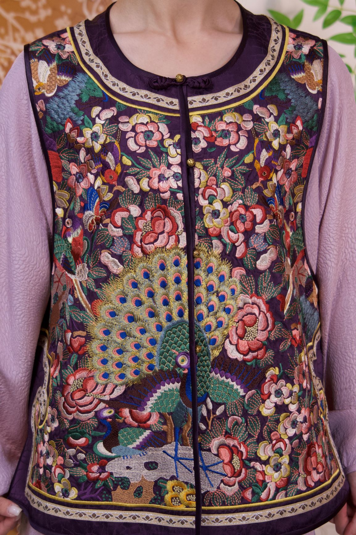 古月茗里【孔雀开屏】新中式重工孔雀绣花金色盘扣圆领马甲