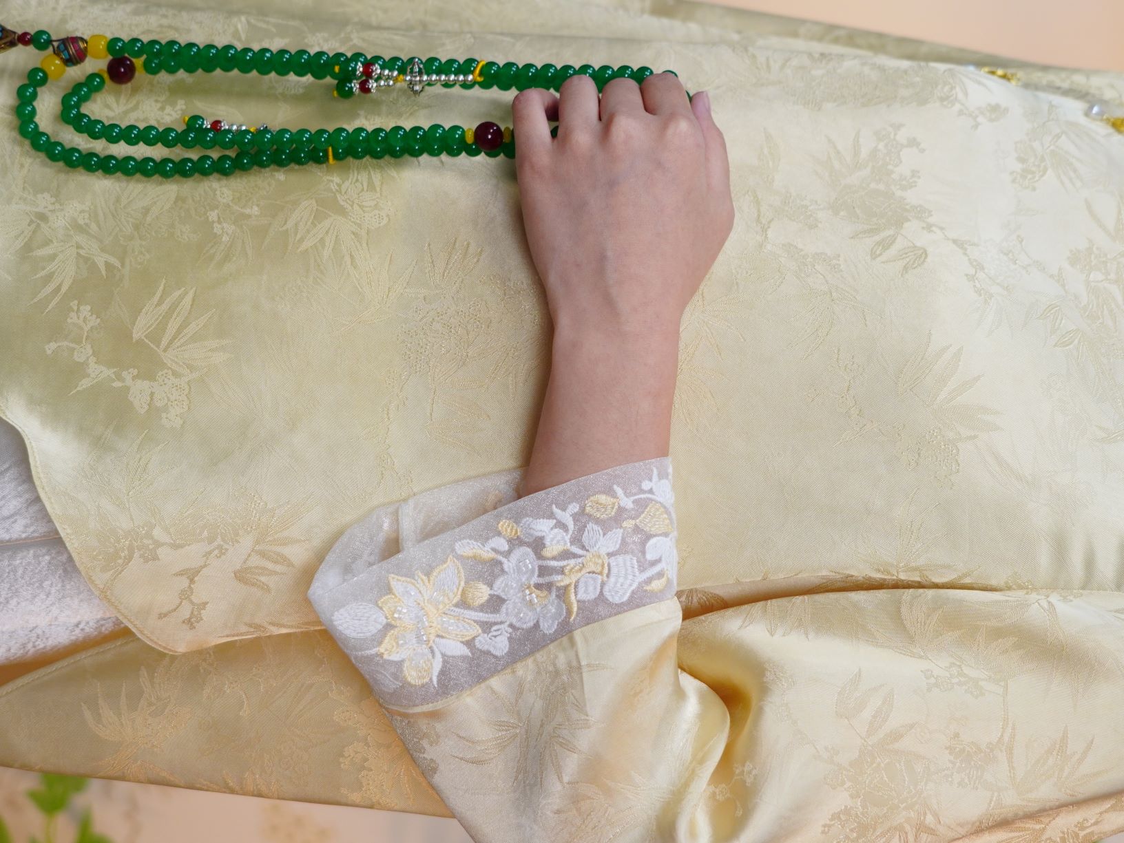 古月茗里【霜绫素影】新中式必入款显白鹅黄色草色暗纹提花重工袖口珠绣领口装饰点缀圆领长袖上衣