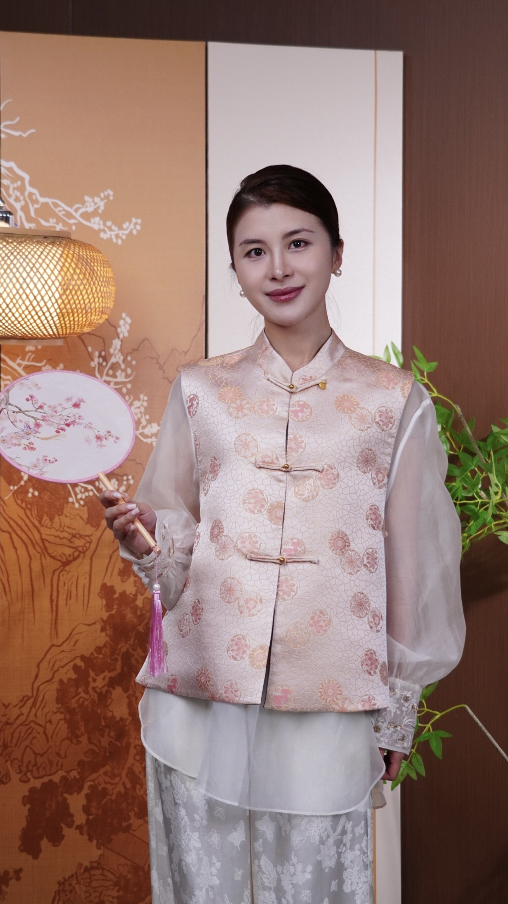 古月茗里【粉娇玉润】新中式宋锦圆形花色图案金色盘扣立领粉色马甲