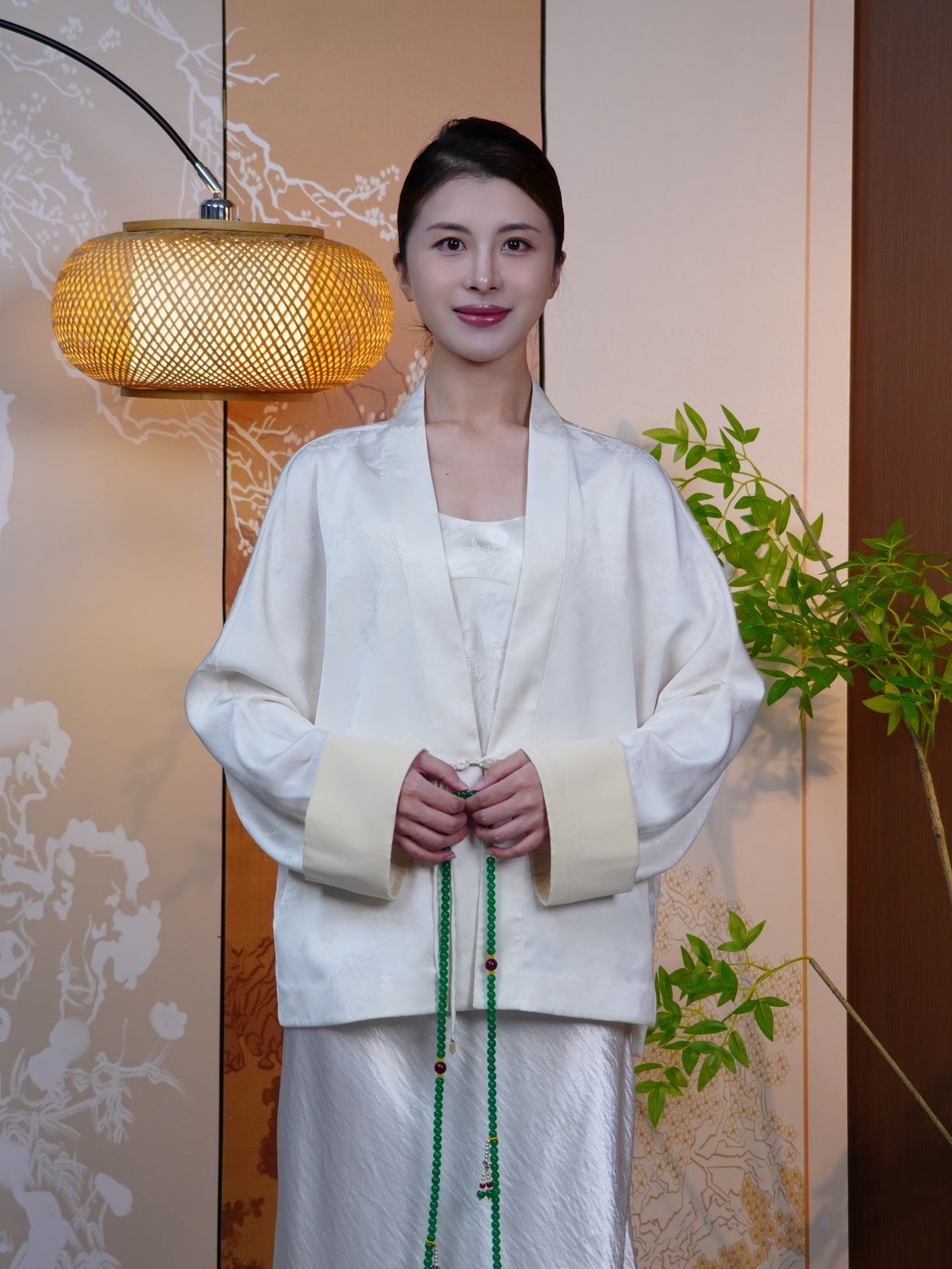 古月茗里【霜绫素影】新中式雪白色暗纹提花前后不规则苏盘单扣V领薄上衣