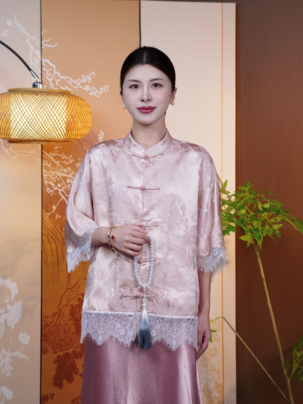 古月茗里【朱槿凝姿】新中式设计感显白藕粉色暗纹提花袖口下摆蕾丝拼接手工盘扣立领五分袖上衣