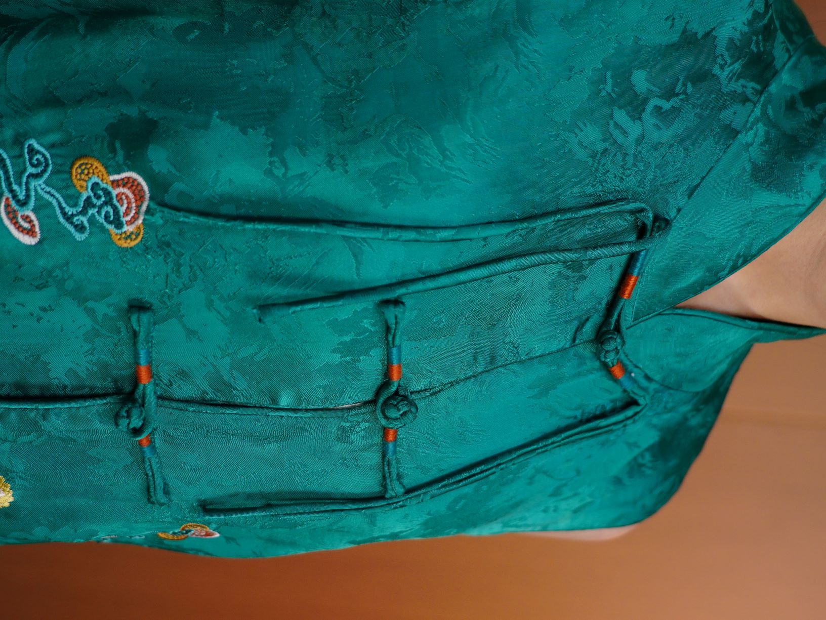 古月茗里【青衿绣云】新中式青绿色暗纹提花前后不规则重工下摆满绣流苏盘扣立领无袖马甲